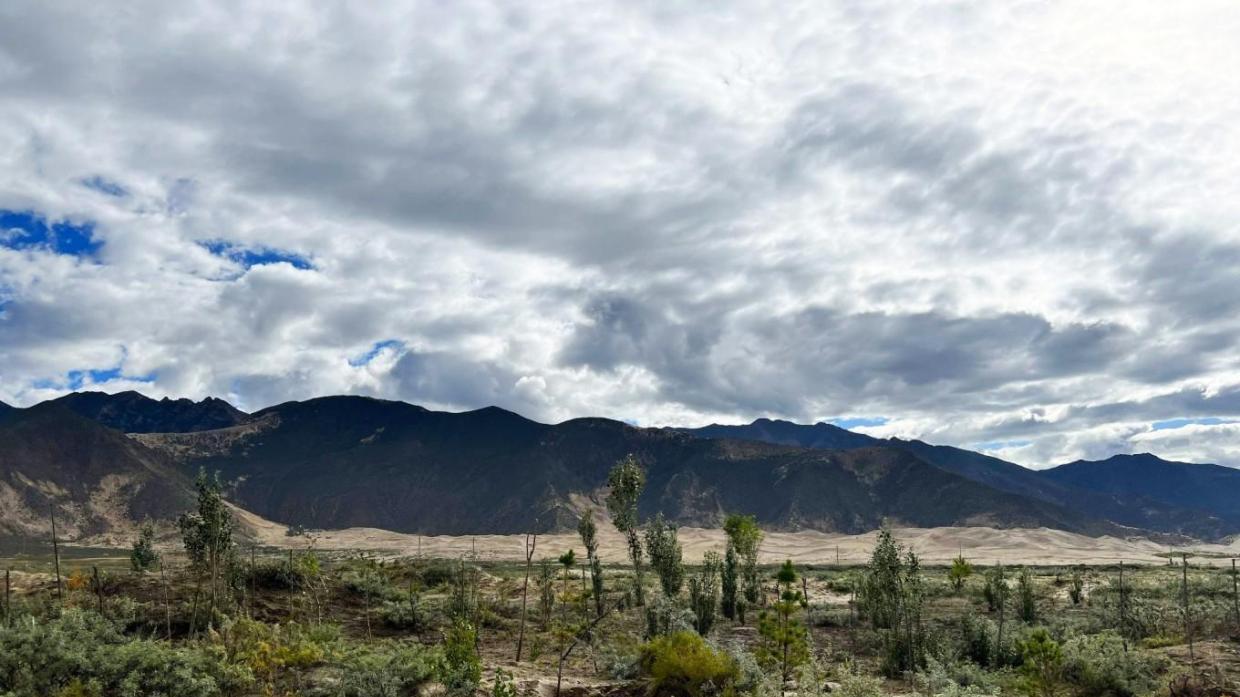 沿着雅鲁藏布江一路向西（干旱的河谷）