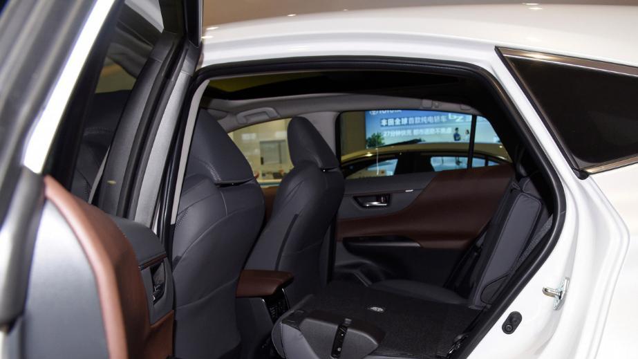 雷克萨斯的亲兄弟跌至13万起！2.5L混动爆352马力，比GLC还气派