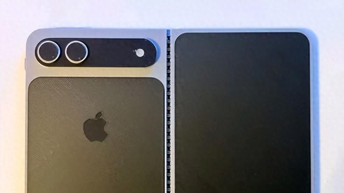 苹果首款折叠屏iPhone机模曝光：“护照式”造型，大家觉得如何？