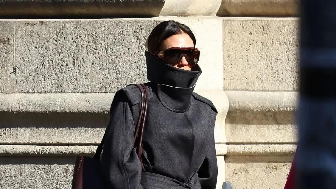 51岁的贝嫂才是矮个子“极简高级感”的顶流！精干的搭配，老钱的气质，吊打满屏的松弛感！