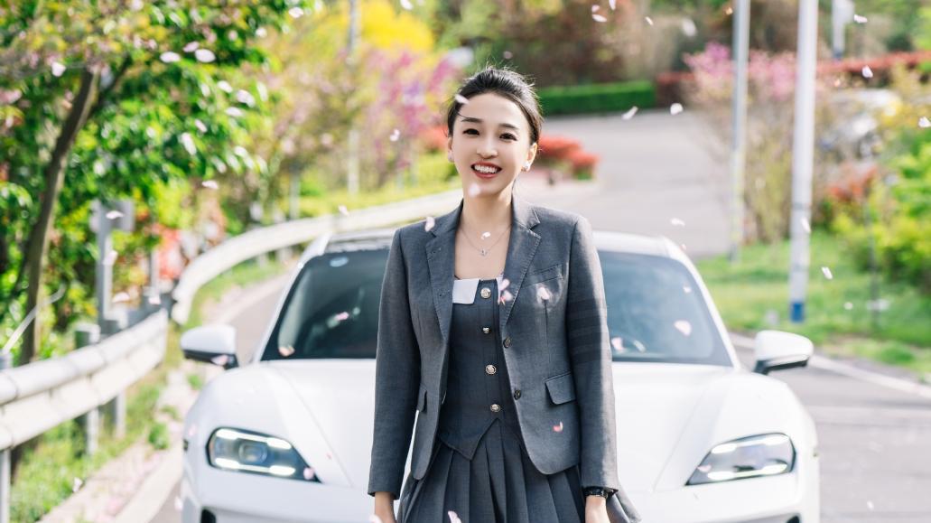 保时捷女销冠后续：1年前朋友圈被扒生活照泄露，丈夫职业被曝光