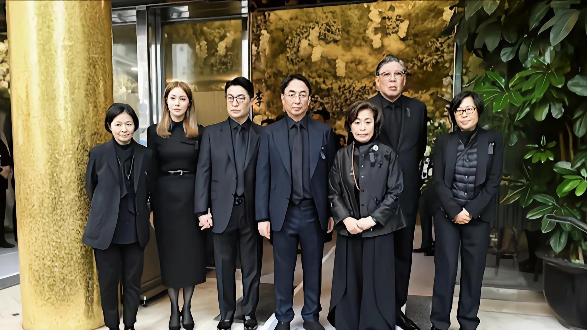 43岁徐子淇在香港，出席李兆基的葬礼，染一头黄毛，脸部皮肤超好
