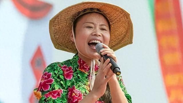 一提起大衣哥，无人不知无人不晓，除了大衣哥之外，还有一个出身农民的歌手，那就是草帽姐