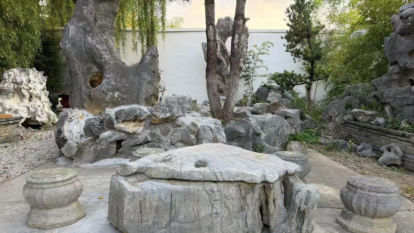 庭院里的山水灵韵，随形太湖石石桌
