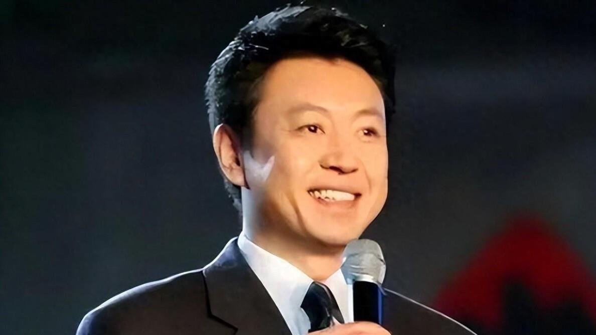 他是央视主持人，10年结多次婚，曾听到嘲讽本人亲自回应