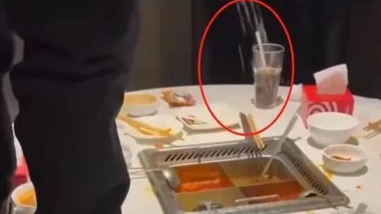 后续站海底捞桌上两名“小便哥”要哭了，警方通报，评论区炸锅