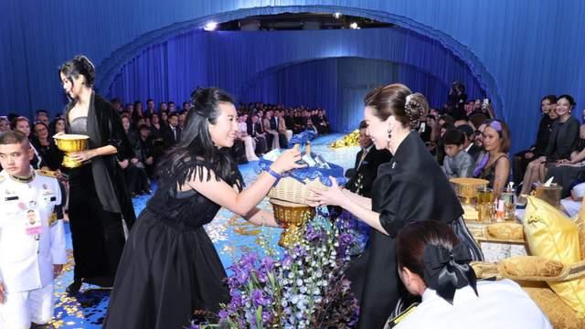 苏提达晚宴造型美翻了！黑色披肩雍容华贵，宛如高贵的黑天鹅