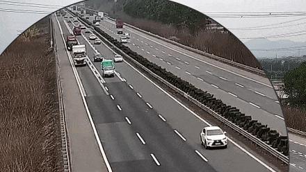 “刀片式”超车！害人又害己！