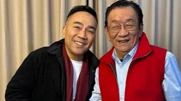 79岁马志明身体状况惹担忧，与侯耀华合影认不出，岁月无情催人老