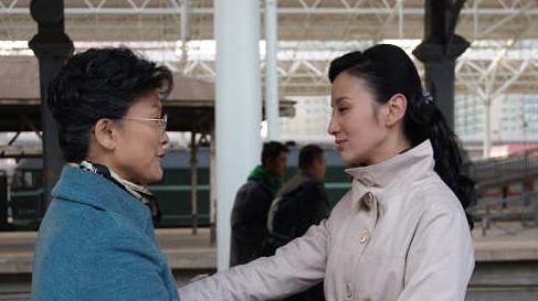 怀孕儿媳车站接婆婆，回家后发现信封里的秘密，让她泪流满面