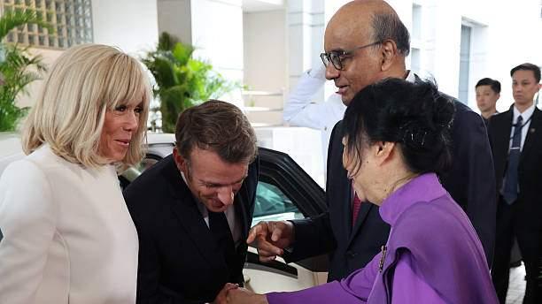 布里吉特在新加坡欢迎式上穿得真俏皮！大秀美腿，完胜新加坡夫人