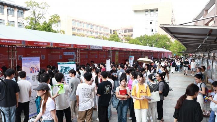上饶师范学院举行2026届毕业生第一场秋季校园招聘会