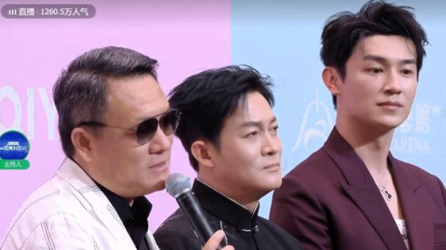 收手吧向佐，没完没了的“秀身材”，观众也会腻