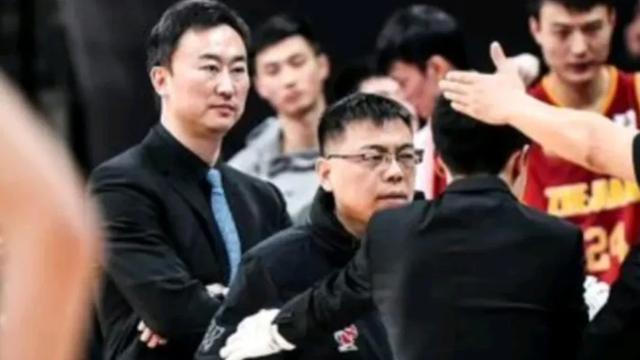 CBA爆！刘维伟季后赛期间被曝出轨，青岛队主帅下课！