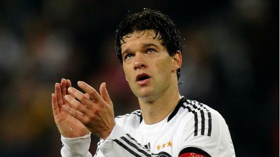 巴拉克指出，阿隆索没有提升中前场的密度，孔帕尼的适应力强