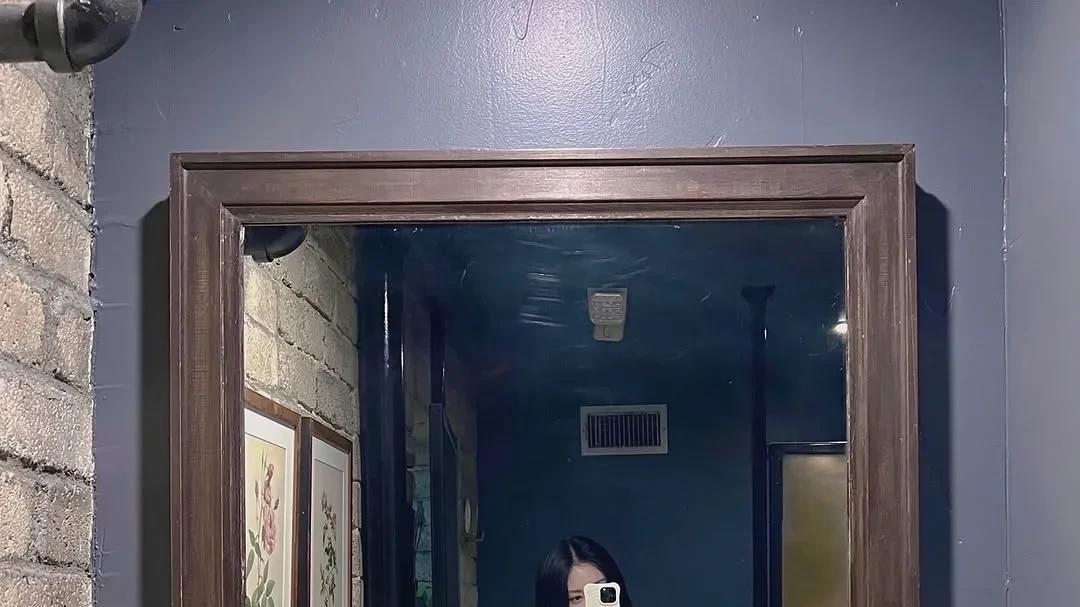 韩艺瑟又出来秀恩爱了！和老公贴贴的照片简直甜齁了，这狗粮我吃饱了。这状态，哪像结
