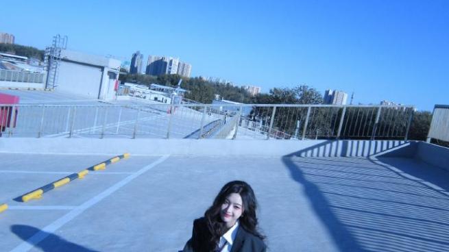 吴宣仪太会找地方了，灰色百褶短裙搭配同款西服变身马路萝莉！