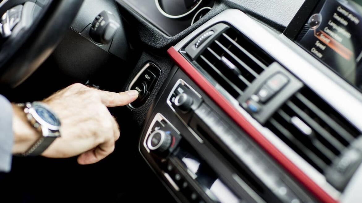 空调一边出热风一边出冷风怎么回事？是故障还是操作问题？