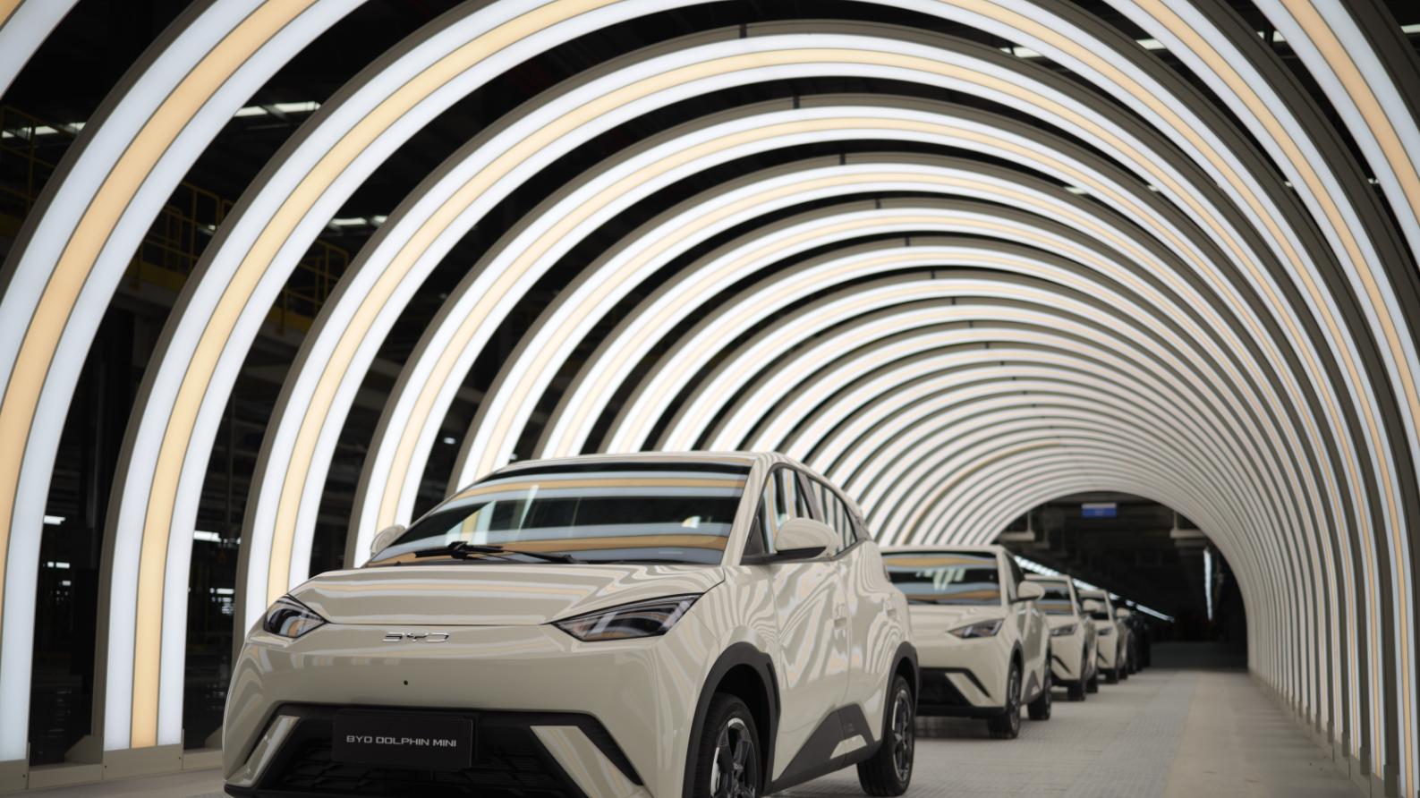 比亚迪巴西工厂首车下线