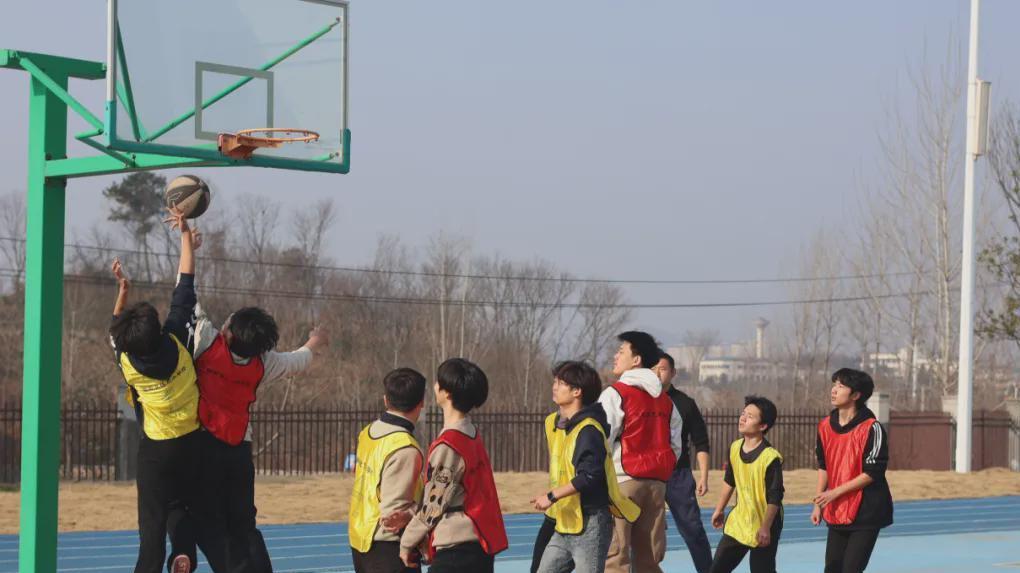 信阳文化艺术学校首届学生“艺心向篮·燃动寒冬”篮球赛精彩纷呈