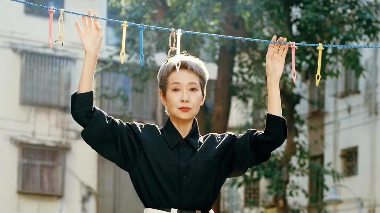 叶童白发不染有少年气，穿衣高级显贵显气质，每套都适合妈妈们学