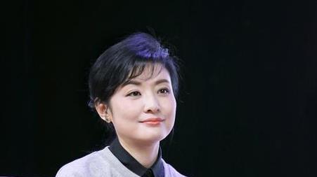 周涛带火了60后穿搭：卫衣+小白裤+平底鞋，时髦减龄又显贵