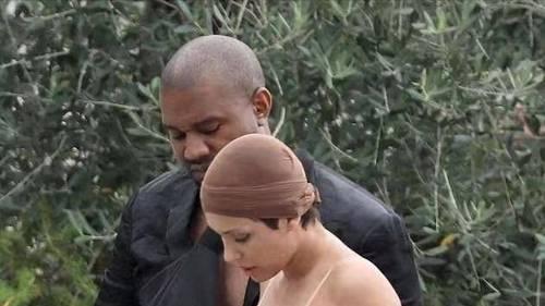 太疯癫坎爷砸2500万让妻子全裸拍电影，比安卡淡定出席首映礼