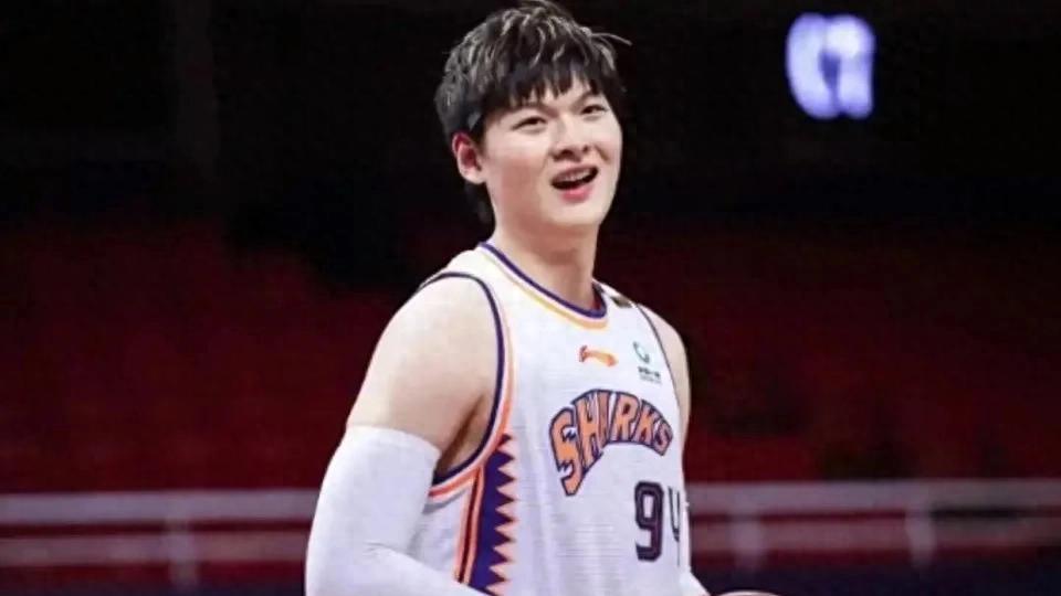 王哲林18分9板，洛夫顿32分14板！上海男篮107-103险胜宁波