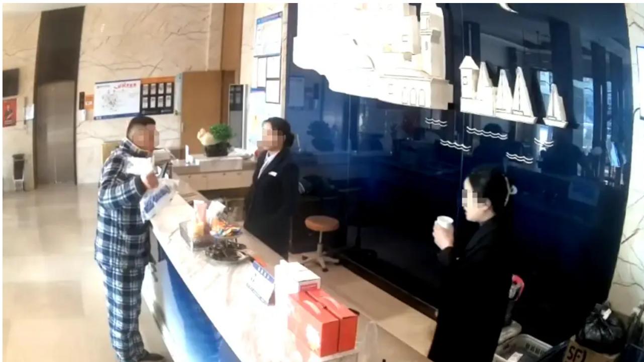 男子在武汉一酒店身亡，好友送药未说是救命药滞留前台遭网暴