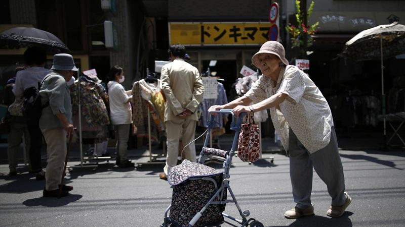 殴打亲生母亲，还是男人吗？