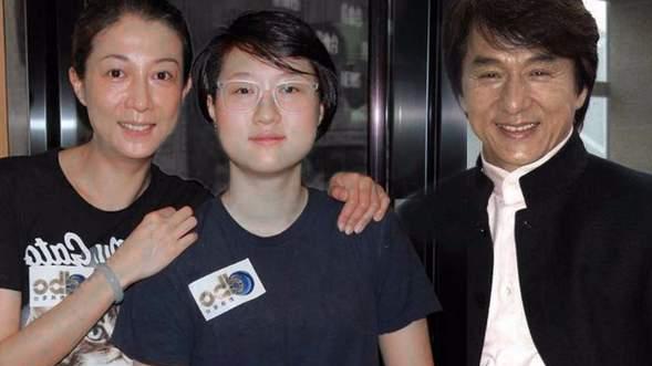 成龙女儿吴卓林：妈妈虐待，爸爸拒认，我的同性太太，也抛弃了我