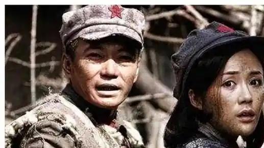 54年杨至成携妻到青岛休养，得知前妻伍道清就在门外：快叫她进来
