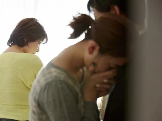 “新型带娃”悄然流行：奶奶继续上班挣钱，妈妈全职在家带娃