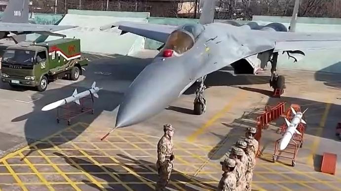 首批退役歼11，改造后变成地勤“教具”