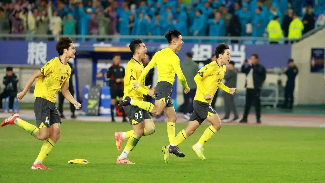 苏超冠军成泰州足球遮羞布！特色小学不让踢球，各级梯队惨败不断