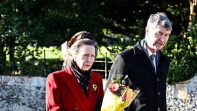 节俭公主，皇室圣诞礼拜，英国唯一的公主又把15年前的衣服拿出来了