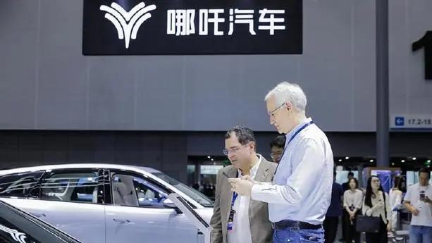 哪吒汽车陷入困境，销量持续下滑，未来前景令人担忧