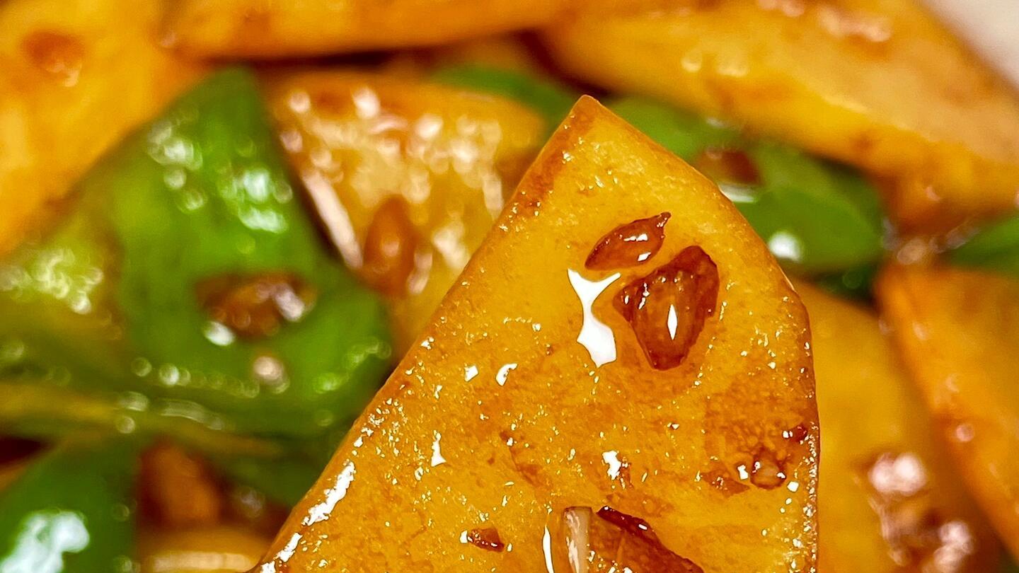 青椒土豆片：妈妈牌秘方，香到舔盘！