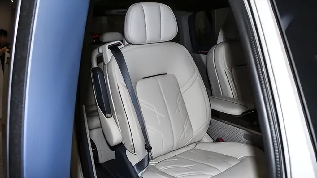 百变座舱+旋转座椅，配隐藏B柱，极氪MIX适合家用