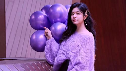 陈妍希离婚后与蔡康永聚餐，挥手道别少女感十足