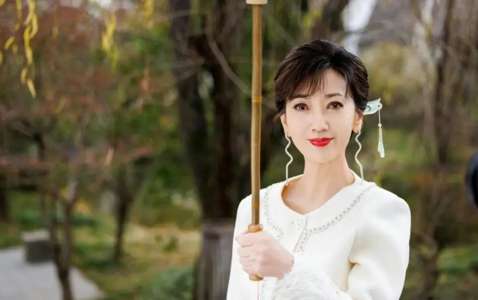 赵雅芝朱玲玲同框！71 岁冻龄颜值逆天，网友：白娘子吃防腐剂了吧！
