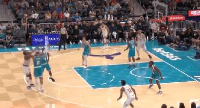 哈登迎着两人三分强投打成3+1，个人目前已得到43分