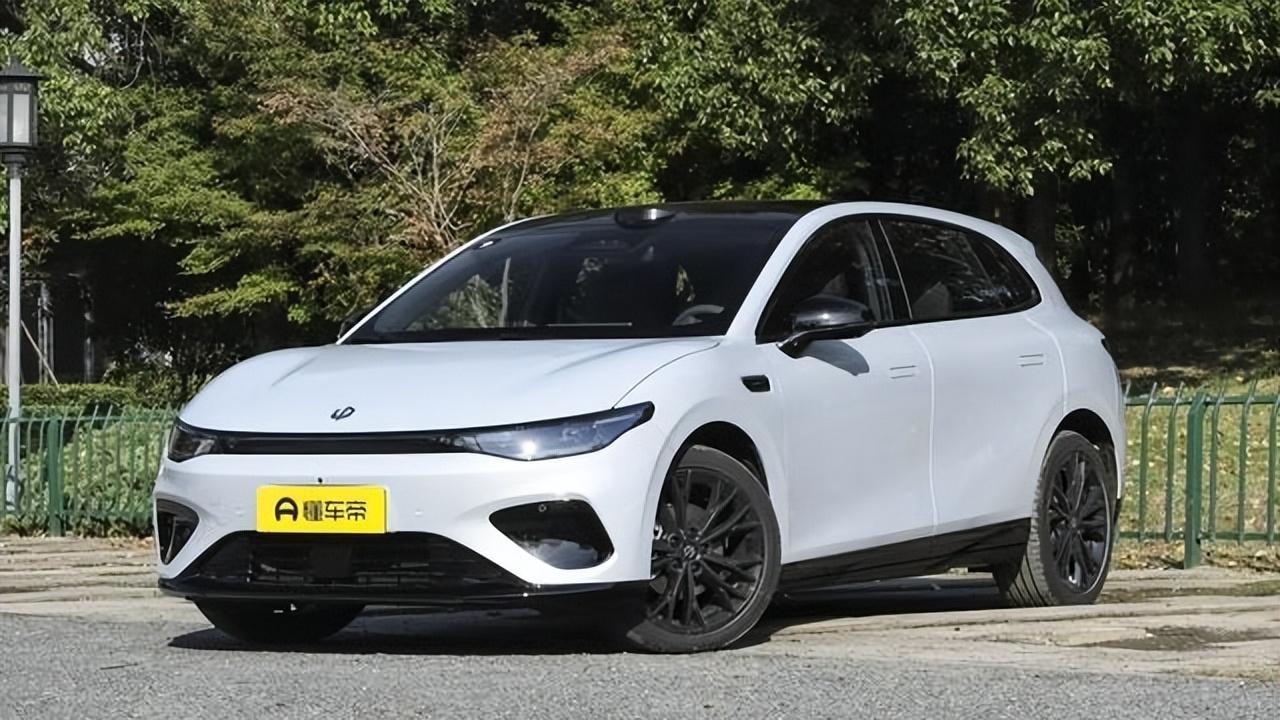 10万级电车也能玩操控？零跑Lafa5：城市代步+赛道驰骋两不误！