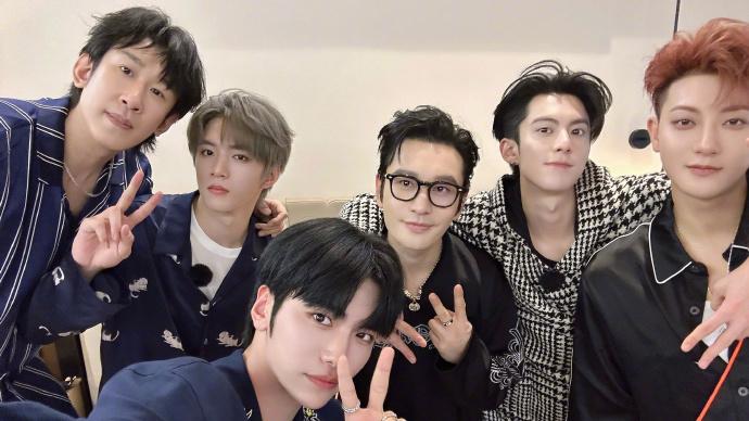 黄晓明疯了？影帝穿睡衣组团出道，47岁活成男团忙内