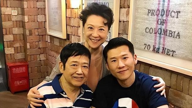 演员王骁：40岁走红，娶平凡妻子，如今是母亲王馥荔的骄傲