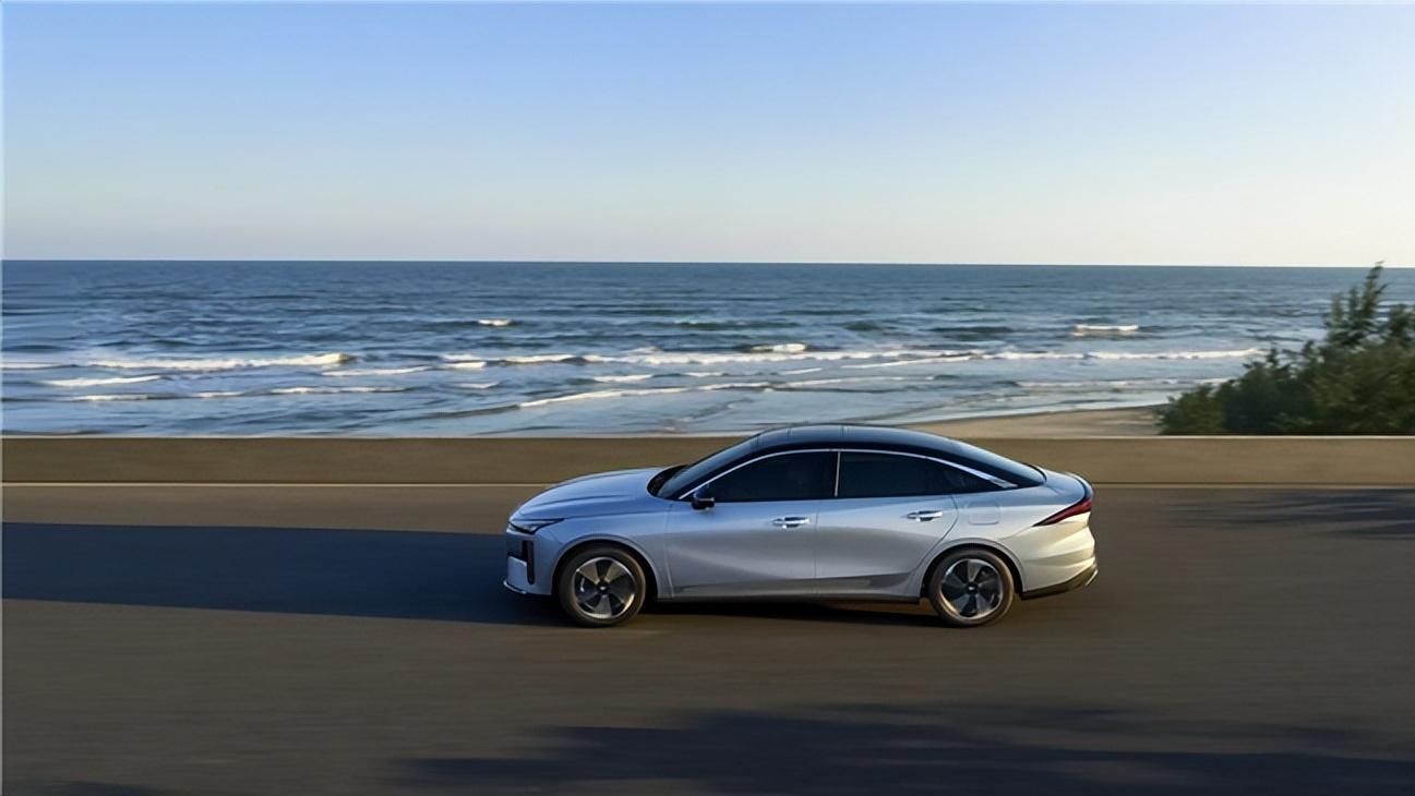 7.78 万起 + 2.9L 油耗 ！银河 L6 EM-i 让买车 “稳赚不亏”