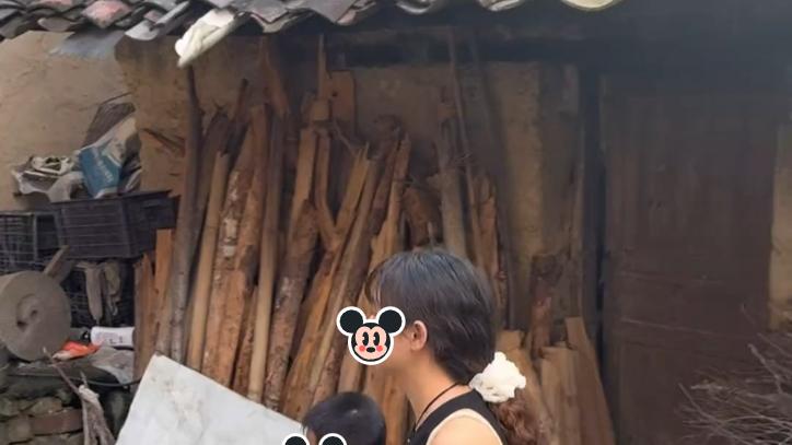 女子远嫁遭父母反对，10年后第一次把孩子带回家，被母亲拒之门外