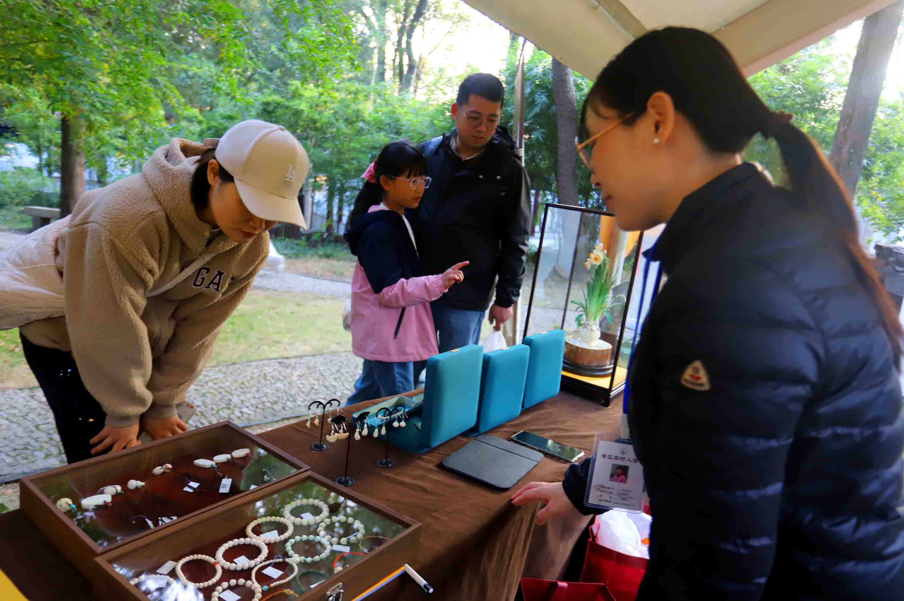 省级非遗“祥韵牙雕”亮相2025苏州虎丘银杏手作造物节