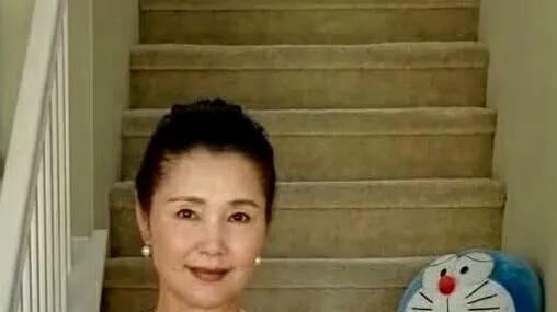她定居美国不演戏可惜了



谁能想到，当年红遍大江南北的“红牡丹”，如今已年过