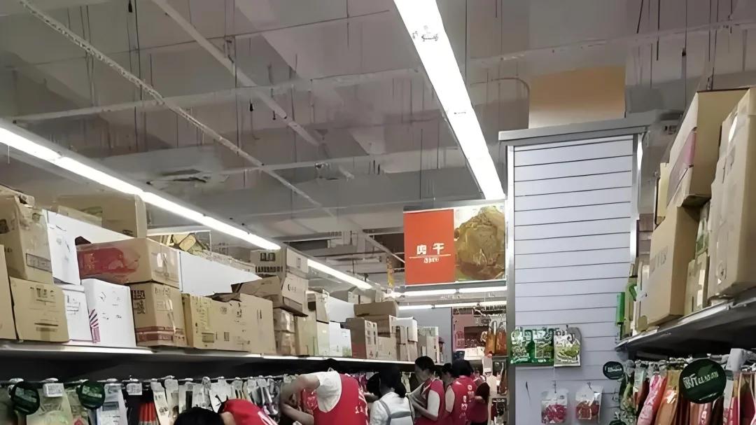 超市底薪才2000多元，为啥没人辞职？内部员工：“傻子”才辞职